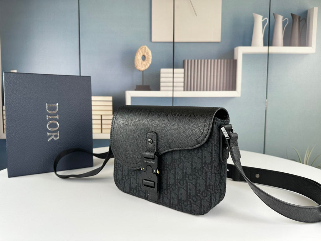 Classic Leather Crossbody Bag – Minimalist Design, Maximum Function