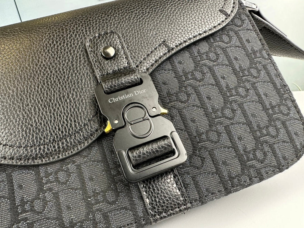 Classic Leather Crossbody Bag – Minimalist Design, Maximum Function