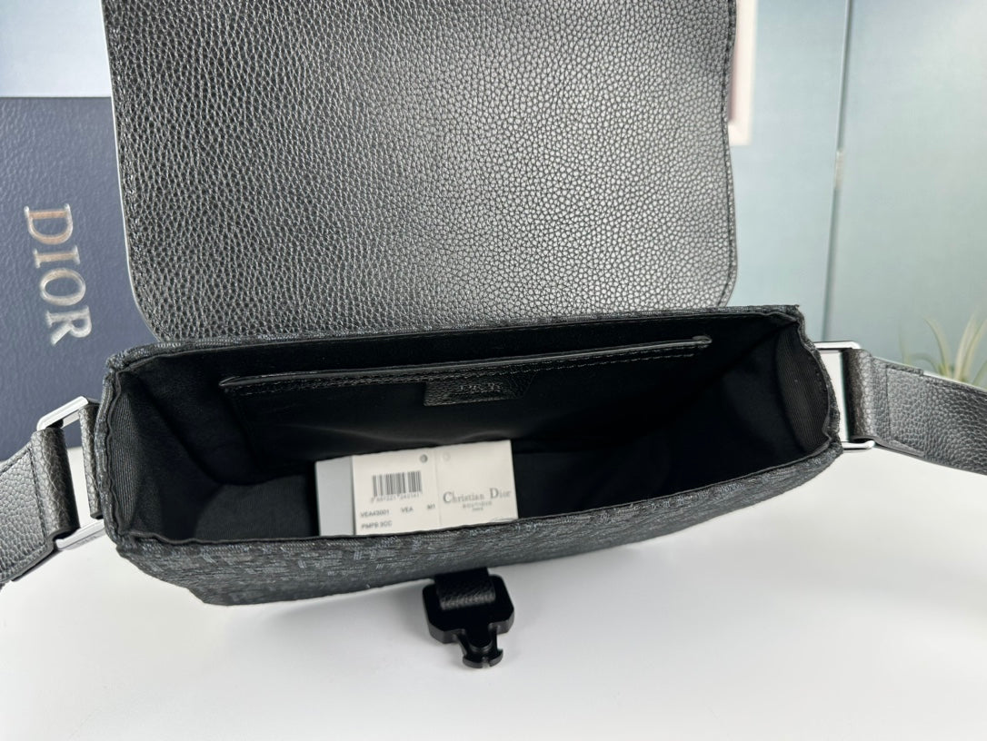 Classic Leather Crossbody Bag – Minimalist Design, Maximum Function
