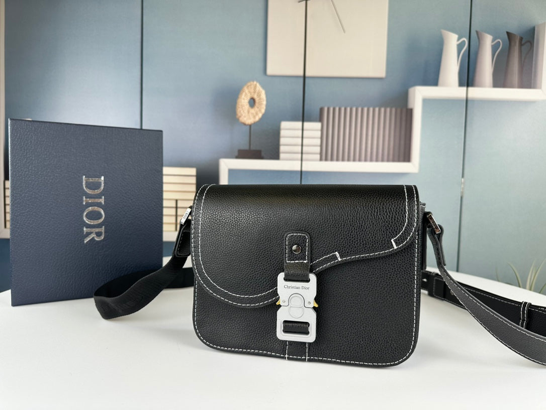 Classic Leather Crossbody Bag – Minimalist Design, Maximum Function